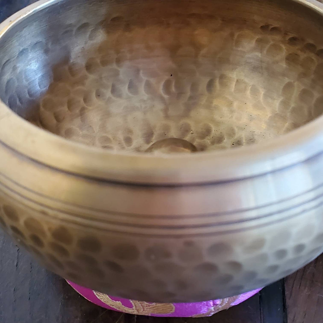 Hammered Lingam Tibetan Singing Bowl, Easy to play Singing Bowl made in Nepal, Long Resonating Singing Bowls - SOUTHBAYSALTS 